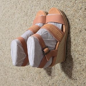 NWT Tom's Wmm Madelyn Sandy Beige Canvas Wedge Shoes